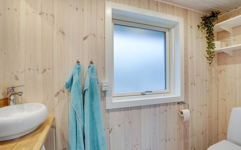 Carelle - 300M from the Sea: Bois, Sol, Design Intérieur, Sol, Plafond, Pièce, Luminaire Plomberie, Tache De Bois, Salle De Bains, Planche