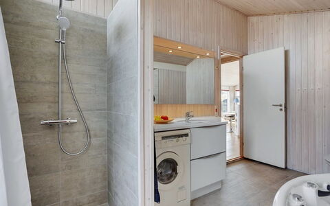 Nedelko - 250M from the Sea: Bois, Sol, Design Intérieur, Sol, Meubles, Parquet, Pièce, Plafond, Tache De Bois, Dur