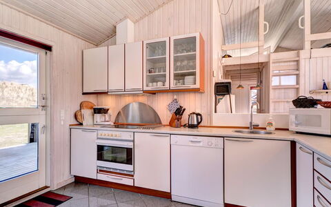 Nedelko - 250M from the Sea: Bois, Sol, Design Intérieur, Sol, Meubles, Parquet, Pièce, Plafond, Tache De Bois, Dur