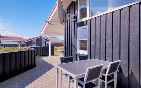 Nedelko - 250M from the Sea: Meubles, Table, Mobilier De Jardin, Tableau De Plein Air, Chaise, Tache De Bois, Ombre, Arrière-Cour, Chalet, Table Cuisine Et Salle A Manger