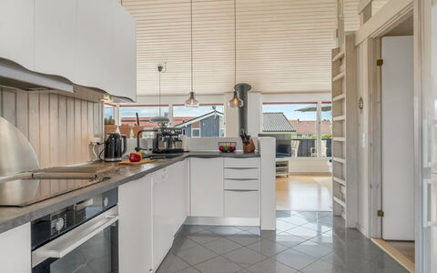 Nedelko - 250M from the Sea: Cuisine, Design Intérieur, Comptoir, Sol, Plafond, Bois, Meubles, Sol, Cabinetry, Appareil De Cuisine