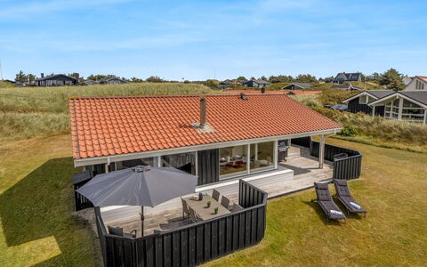 Nedelko - 250M from the Sea: Maison, Toit, Domicile, Zone Résidentielle, Chalet, Biens, Banlieue, Porche, Ferme, Siding