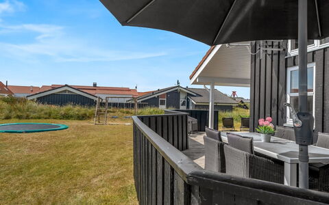 Nedelko - 250M from the Sea: Maison, Toit, Domicile, Zone Résidentielle, Architecture, Porche, Lot Terre, Ombre, Chalet, Siding