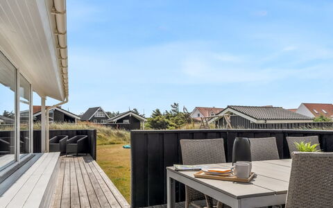 Nedelko - 250M from the Sea: Bois, Architecture, Porche, Toit, Domicile, Plate-Forme, Composite, Ombre, Planche, Parquet