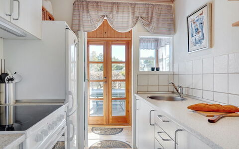 Ingebritt - 1.5Km from the Sea: Sol, Design Intérieur, Bois, Cuisine, Sol, Meubles, Comptoir, Plafond, Cabinetry, Pièce