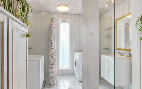 Ingebritt - 1.5Km from the Sea: Design Intérieur, Mur, Sol, Sol, Luminaire Plomberie, Plafond, Luminaire, Salle De Bains, Éclairage, Armoire De Toilette