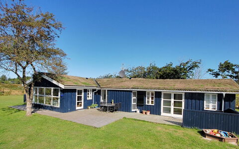 Tomke - 1.7Km from the Sea: Bois, Sol, Design Intérieur, Sol, Meubles, Parquet, Pièce, Plafond, Tache De Bois, Dur
