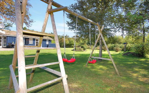 Tomke - 1.7Km from the Sea: Bois, Sol, Design Intérieur, Sol, Meubles, Parquet, Pièce, Plafond, Tache De Bois, Dur