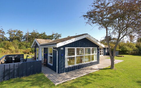 Tomke - 1.7Km from the Sea: Bois, Sol, Design Intérieur, Sol, Meubles, Parquet, Pièce, Plafond, Tache De Bois, Dur
