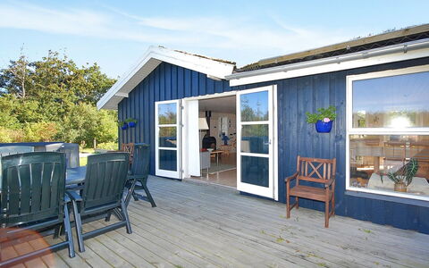 Tomke - 1.7Km from the Sea: Bois, Sol, Design Intérieur, Sol, Meubles, Parquet, Pièce, Plafond, Tache De Bois, Dur