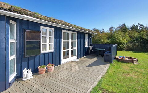 Tomke - 1.7Km from the Sea: Bois, Toit, Maison, Chalet, Porte, Domicile, Siding, Lot Terre, Batiments Jardin, Cabanon