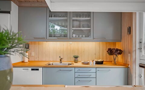 Anneke - 2Km from the Sea: Cuisine, Comptoir, Appareil De Cuisine, Cabinetry, Meubles, Design Intérieur, Principaux Appliance, Sol, Bois, Evier