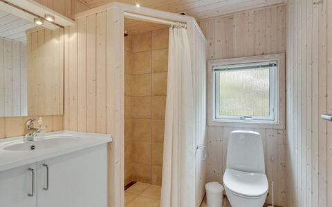 Anneke - 2Km from the Sea: Sol, Sol, Bois, Luminaire Plomberie, Design Intérieur, Plafond, Salle De Bains, Évier, Pièce, Lavabo