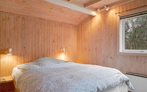Anneke - 2Km from the Sea: Chambre, Bois, Plafond, Lit, Design Intérieur, Drap De Lit, Literie, Pièce, Domicile, Sol