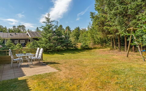 Maritha - 950M from the Sea: Arbre, Arbuste, Lot Terre, Jardin, Chalet, Pelouse, Aménagement Paysager, Ombre, Cour, À Feuilles Persistantes