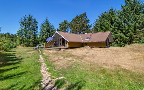 Maritha - 950M from the Sea: Bâtiment, Maison, Bois, Domicile, Toit, Chalet, Zone Résidentielle, Arbuste, Architecture