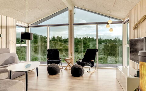 Danila - 600M from the Sea: Plafond, Design Intérieur, Sol, Salon, Luminaire, Chaise, Ombre, Matériau Naturel, Parquet