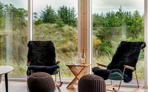 Danila - 600M from the Sea: Meubles, Chaise, Sol, Design Intérieur, Sol, Salon, Osier, Pièce, Parquet, Matériau Naturel