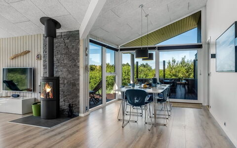 Danila - 600M from the Sea: Bois, Sol, Sol, Domicile, Meubles, Parquet, Plafond, Chaise, Dur, Salon