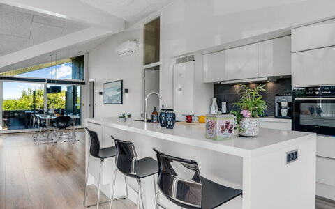 Danila - 600M from the Sea: Meubles, Design Intérieur, Cuisine, Sol, Comptoir, Plafond, Luminaire, Sol, Chaise, Appareil De Cuisine