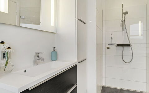 Danila - 600M from the Sea: Design Intérieur, Sol, Salle De Bains, Luminaire Plomberie, Lavabo, Sol, Armoire De Toilette, Évier, Miroir, Robinet