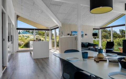 Danila - 600M from the Sea: Domicile, Porte, Ombre, Chalet, Biens, Batiments Jardin, Porche, Conception, Dur, Structure En Plein Air