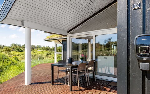 Danila - 600M from the Sea: Porche, Toit, Architecture, Domicile, Porte, Composite, Ombre, Plate-Forme, Chalet, Siding