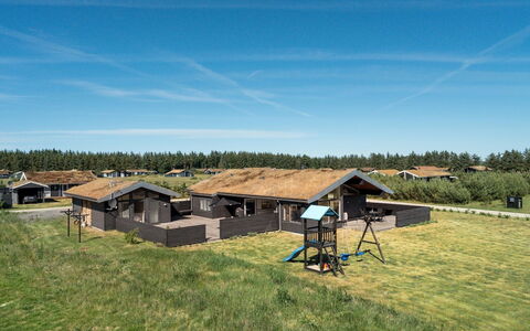 Dorothe - 1.4Km from the Sea: Maison, Domicile, Porte, Toit, Chalet, Biens, Jardin, Ombre, Siding, Cour