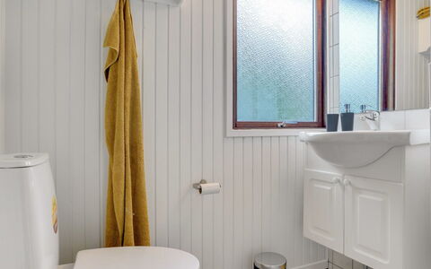 Antoinetta - 900M from the Sea: Luminaire Plomberie, Salle De Bains, Design Intérieur, Évier, Robinet, Sol, Lavabo, Éclairage, Plomberie, Sol
