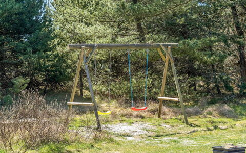 Antoinetta - 900M from the Sea: Bois, Équipement Extérieur Play, Balançoire, Lot Terre, Jardin, Ombre, Des Bois, Pelouse, Parc, Arrière-Cour