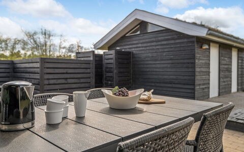 Frerich - 1.5Km from the Sea: Maison, Domicile, Porte, Toit, Chalet, Biens, Jardin, Ombre, Siding, Cour