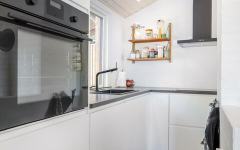 Kadife - 750M from the Sea: Appareil De Cuisine, Cuisine, Principaux Appliance, Design Intérieur, Comptoir, Sol, Cabinetry, Électroménager, Bois, Plafond