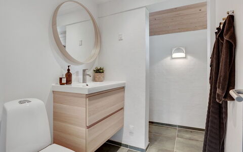 Kadife - 750M from the Sea: Sol, Design Intérieur, Sol, Armoire De Toilette, Luminaire Plomberie, Salle De Bains, Plomberie, Robinet, Miroir, Cabinetry