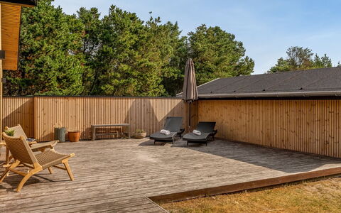 Kadife - 750M from the Sea: Bois, Parquet, Dur, Plate-Forme, Composite, Planche, Tache De Bois, Arrière-Cour, Ombre, Jardin
