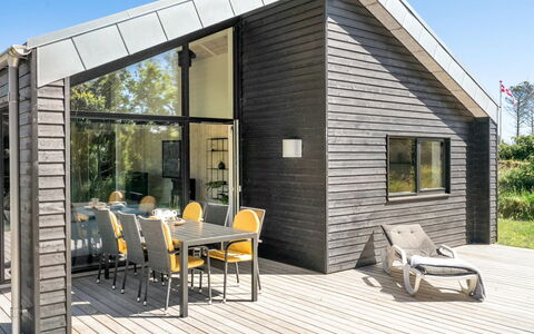 Ilmarinen - 561M from the Sea: Bois, Siding, Domicile, Chalet, Toit, Porte, Batiments Jardin, Vélo, Porche, Cabanon