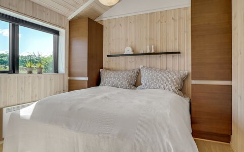 Ilmarinen - 561M from the Sea: Lit, Meubles, Design Intérieur, Chambre, Sol, Bois, Sol, Plafond, Drap De Lit, Literie