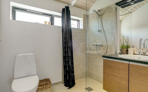 Ilmarinen - 561M from the Sea: Sol, Luminaire Plomberie, Design Intérieur, Salle De Bains, Sol, Armoire De Toilette, Évier, Plafond, Robinet, Plomberie