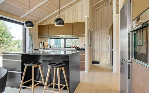 Ilmarinen - 561M from the Sea: Cuisine, Bois, Sol, Comptoir, Design Intérieur, Plafond, Meubles, Appareil De Cuisine, Parquet, Sol