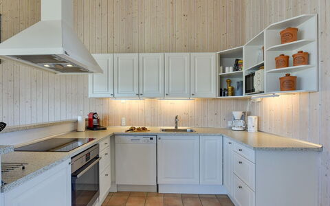 Dorethea - 300M from the Sea: Cuisine, Appareil De Cuisine, Cabinetry, Bois, Sol, Comptoir, Design Intérieur, Principaux Appliance, Placard, Plafond