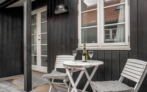 Armina - 75M from the Sea: Bois, Meubles, Sol, Sol, Porte, Dur, Mobilier De Jardin, Composite, Chaise, Planche