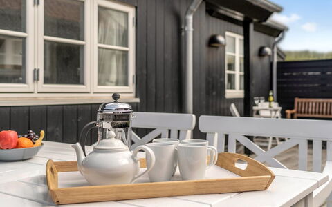 Armina - 75M from the Sea: Bois, Meubles, Table, Dur, Chaise, Serveware, Table Cuisine Et Salle A Manger, Tache De Bois, Planche, Table Basse
