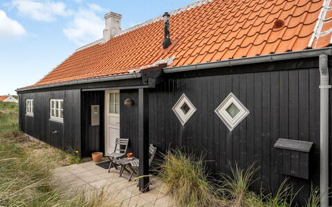 Armina - 75M from the Sea: Maison, Domicile, Toit, Zone Résidentielle, Chalet, Biens, Ferme, Pelouse, Aménagement Paysager, Siding
