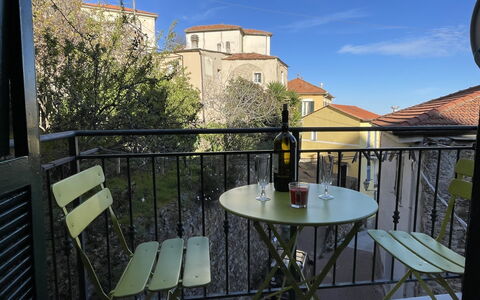 U Murina: Ciel, Propriété, Bâtiment, Chaise, Table, Plante, Architecture, Design Intérieur, Tableau De Plein Air, Pot De Fleur