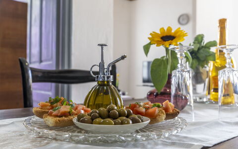 U Murina: Table, Aliments, Vaisselle, Fleur, Assiette, Orange, Vaisselle, Design Intérieur, Plante, Vase