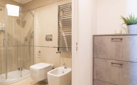 Florence Suite Apartment: Luminaire Plomberie, Évier, Salle De Bains, Éclairage, Tete De Douche, Design Intérieur, Robinet, Sol, Sol