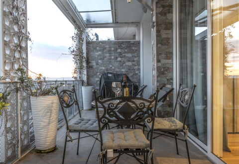 Florence Suite Apartment: Propriété, Meubles, Chaise, Design Intérieur, Bois, Bâtiment, Plante, Maison, Ciel, Table