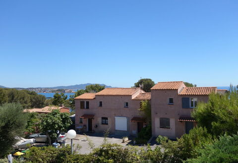 Les Hameaux de L'Ile Rousse: Propriété, Maison, Zone Résidentielle, Ciel, Immobilier, Domicile, Bâtiment, Arbre, Village, Architecture