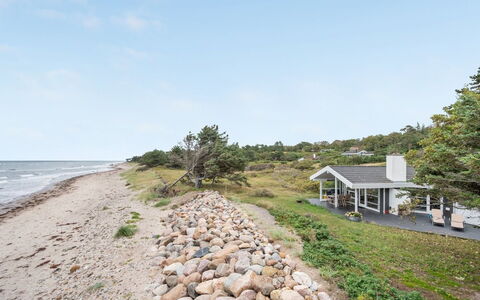 Pascal - 25M from the Sea: Maison, Domicile, Toit, Chalet, Arbuste, Siding, Porte, Jardin, Ferme