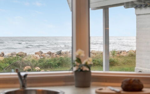 Pascal - 25M from the Sea: Maison, Domicile, Toit, Chalet, Arbuste, Siding, Porte, Jardin, Ferme