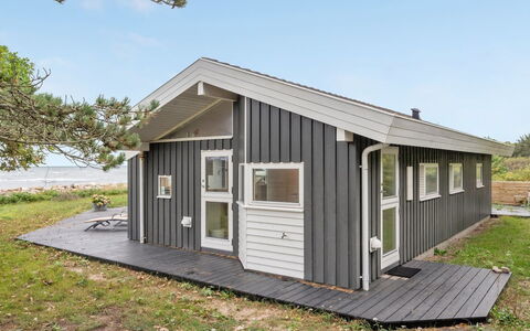 Pascal - 25M from the Sea: Maison, Domicile, Toit, Chalet, Arbuste, Siding, Porte, Jardin, Ferme